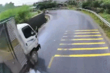 Vượt ẩu gây tai nạn, tài xế xe tải có hành động khiến nhiều người phẫn nộ