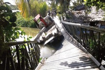 Ô tô tải chở hàng gây sập cầu sắt ở Sóc Trăng