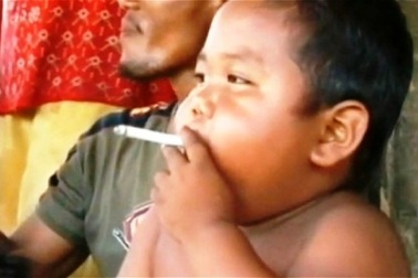 Bé trai 8 tuổi hút... 40 điếu thuốc lá mỗi ngày