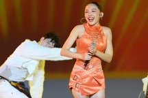 Tóc Tiên, MONO vừa nhảy vừa hát dưới trời mưa