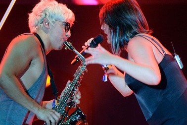 Khán giả không ngừng nhảy trước màn biểu diễn của Good Luck