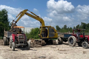 Nhiều người tự ý đào, khai thác đất trong phạm vi dự án ở Đồng Tháp