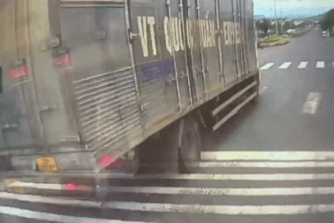 Tài xế xe tải vượt đèn đỏ, phóng như "bay" qua ngã tư đông đúc