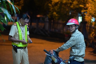 Người đàn ông ở TPHCM nói “không biết chữ”, từ chối ký biên bản nồng độ cồn