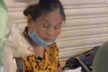 Chủ gánh hàng rong ở TPHCM bất ngờ nổi tiếng vì...  ngủ gật khi bán hàng