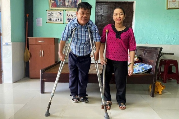 Vợ chồng khuyết tật nặng cầm cố nhà cửa để 2 con có cơ hội đi học