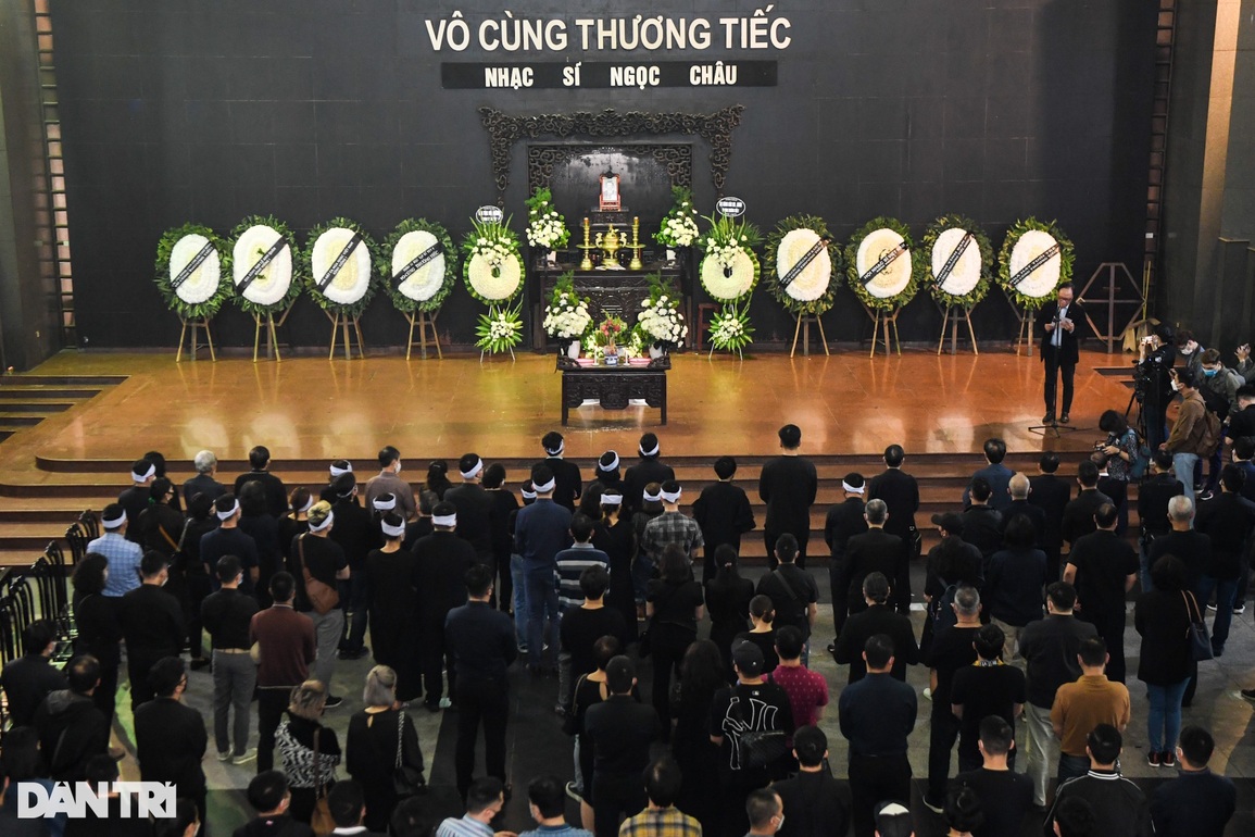 Khánh Linh khóc nghẹn trong giờ phút tiễn biệt anh trai - nhạc sĩ Ngọc Châu - 18 Khánh Linh khóc nghẹn trong giờ phút tiễn biệt anh trai - nhạc sĩ Ngọc Châu - 18