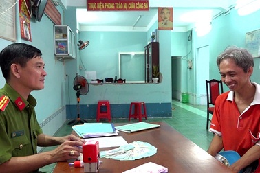 Người đàn ông làm thuê tìm chủ nhân số tiền 50 triệu đồng bên đường