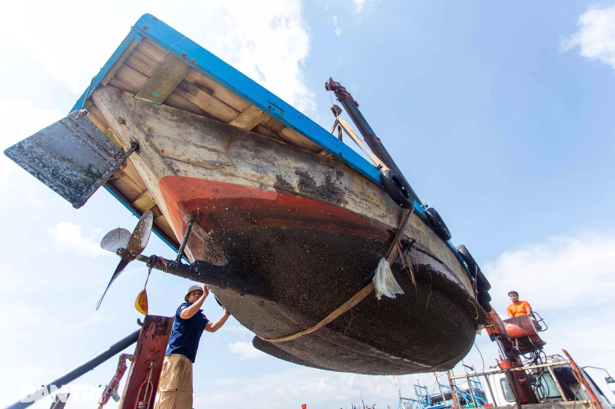 Hàng trăm tàu thuyền của ngư dân Đà Nẵng được đưa lên bờ tránh bão số 9 - 2 Hàng trăm tàu thuyền của ngư dân Đà Nẵng được đưa lên bờ tránh bão số 9 - 2