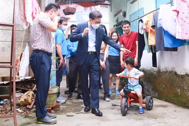 Xúc động hình ảnh giám đốc người Hàn đến nhà trọ chúc Tết công nhân