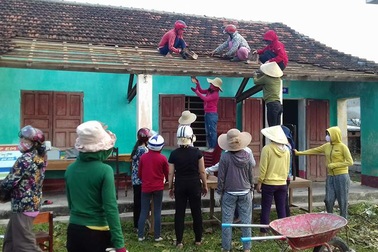 Bão tan, cô giáo leo nóc lớp học lợp lại mái ngói