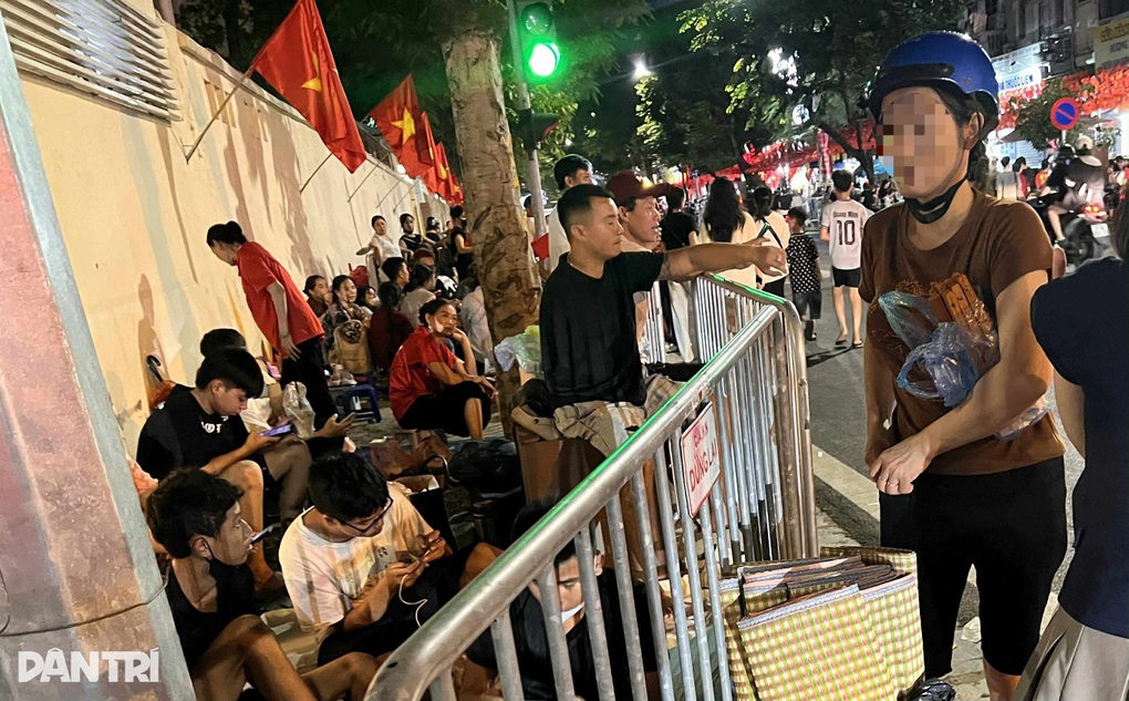 Một triệu đồng thuê người ngủ qua đêm giữ chỗ vàng chờ xem diễu binh - 2 Một triệu đồng thuê người ngủ qua đêm giữ chỗ vàng chờ xem diễu binh - 2