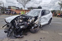 Ô tô con biến dạng sau cú tông trực diện xe tải ở Lâm Đồng