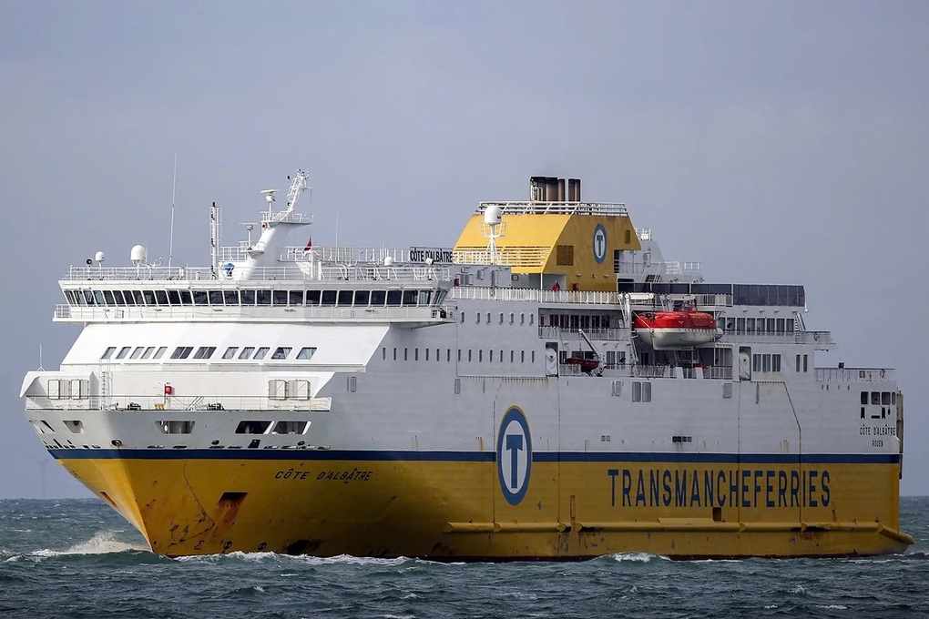 Phim người lớn bị phát nhầm trên tàu chở khách, trẻ em hoảng sợ la hét - 2