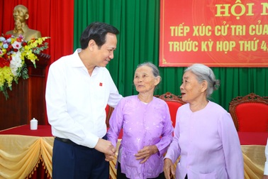 Bộ trưởng Đào Ngọc Dung trao quà tặng người có công, người nghèo