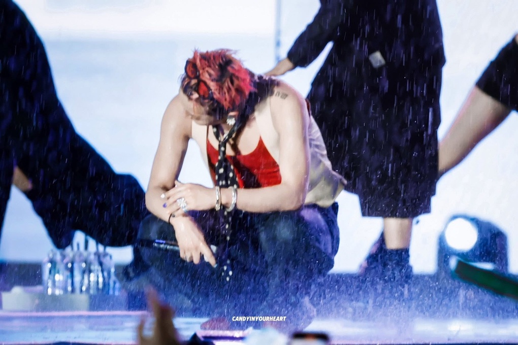Màn “tắm mưa tầm tã” của G-Dragon tại Mỹ Đình gây sốt - 3 Màn “tắm mưa tầm tã” của G-Dragon tại Mỹ Đình gây sốt - 3
