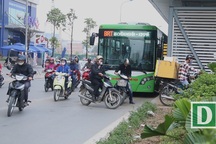 Xe máy ồ ạt tạt đầu buýt BRT, leo dải phân cách để sang đường