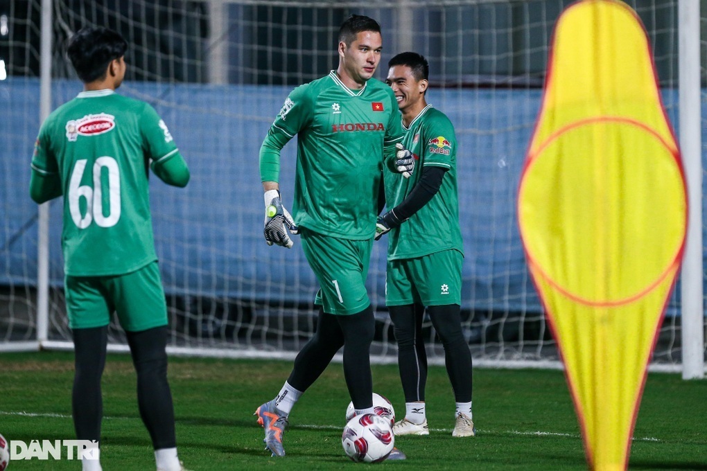 How did goalkeeper Nguyen Filip play in his debut match for the Vietnamese team? - 1 Thủ thành Nguyễn Filip thi đấu thế nào trong trận ra mắt tuyển Việt Nam? - 1