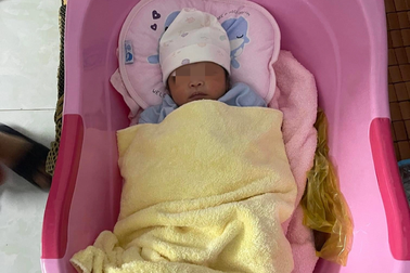 Bé gái còn nguyên cuống rốn bị bỏ rơi trước cổng nhà trọ