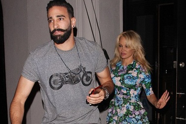 Pamela Anderson đi ăn tối cùng "phi công trẻ"