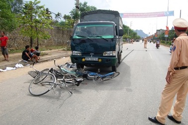 Vụ ô tô đâm nhóm học sinh: Khởi tố, bắt tạm giam tài xế 