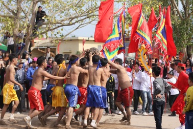 Trai làng rèn sức chờ 3 năm để được tranh cầu bằng... củ chuối