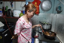 Công nhân tụt huyết áp, trắng đêm chờ… sa thải