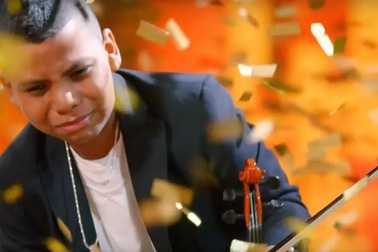 Tiếng đàn của cậu bé chiến thắng cả ung thư bạch cầu và bắt nạt học đường