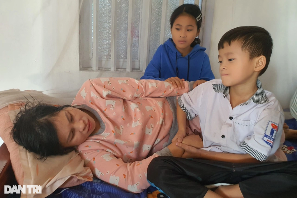 Mẹ ung thư vú giai đoạn cuối, 2 con nhỏ ôm chặt gào khóc - 5 Mẹ ung thư vú giai đoạn cuối, 2 con nhỏ ôm chặt gào khóc - 5
