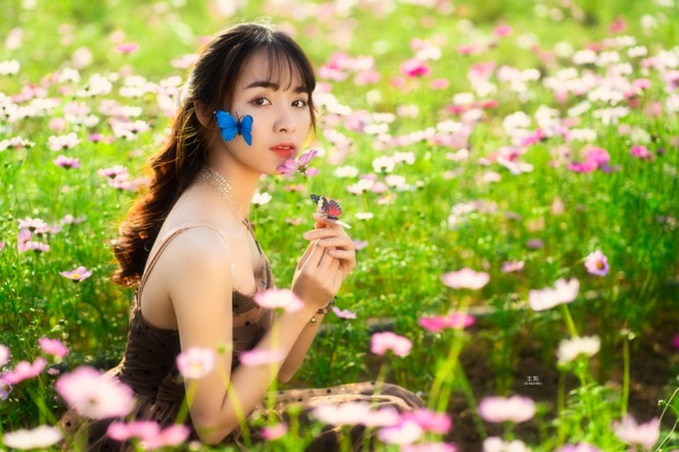 Nữ sinh Bách khoa hóa công chúa mơ màng giữa rừng hoa - 12 Nữ sinh Bách khoa hóa công chúa mơ màng giữa rừng hoa - 12