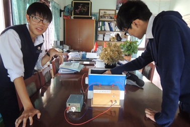 Học sinh lớp 10 chế tạo thiết bị quan sát chuyển động của hạt phóng xạ