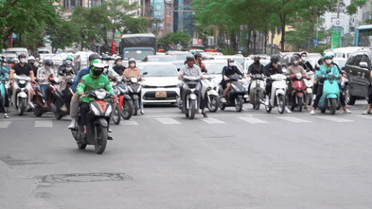 Bỏ qua luật lệ giao thông, tài xế xe công nghệ hóa "hung thần đường phố"