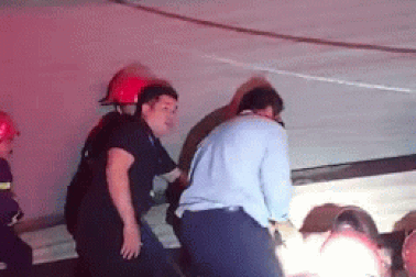 Cảnh sát phá cửa cuốn cứu 6 người thoát khỏi vụ cháy ở TPHCM