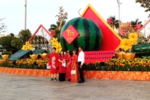 Quảng trường xứ "công tử Bạc Liêu" trang trí đẹp để người dân đến vui Tết