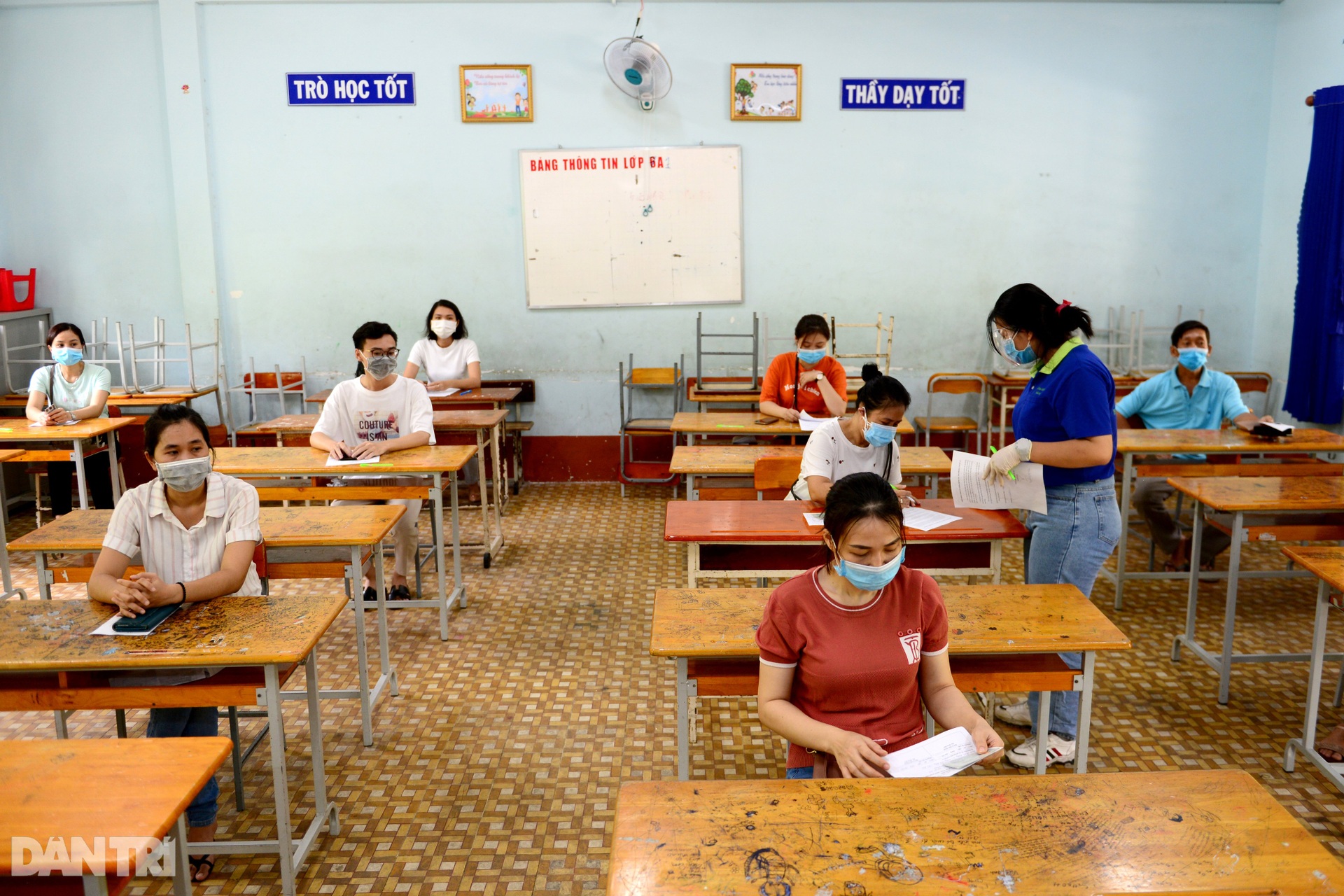 TPHCM tăng tốc tiêm vắc xin ngừa Covid-19, dân xếp hàng dài chờ tới lượt - 14