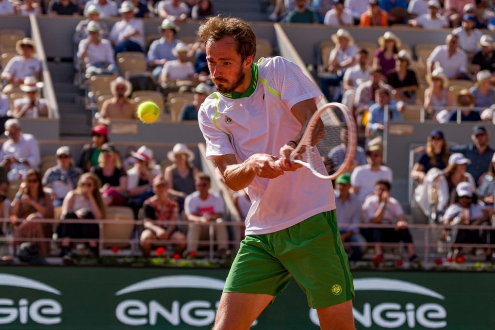 Medvedev thua sốc tay vợt tới từ vòng loại tại Roland Garros - 1 Medvedev thua sốc tay vợt tới từ vòng loại tại Roland Garros - 1