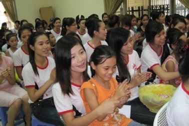 Thí sinh Imiss Thăng Long chung vui cùng trẻ em mồ côi