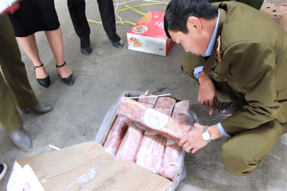 300kg chân gà không nguồn gốc nằm chờ tiêu thụ dịp Tết Nguyên đán - 4 300kg chân gà không nguồn gốc nằm chờ tiêu thụ dịp Tết Nguyên đán - 4