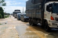 Lũ băng qua QL1A, cấm xe máy và ôtô dưới 7 chỗ lưu thông