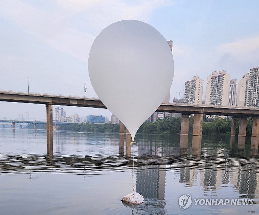 Triều Tiên dọa thả thêm bóng bay chứa rác sang Hàn Quốc - 1 Triều Tiên dọa thả thêm bóng bay chứa rác sang Hàn Quốc - 1