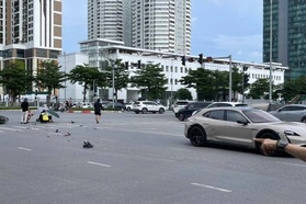 Xe máy va chạm với ô tô Porsche trên đường ở Hà Nội