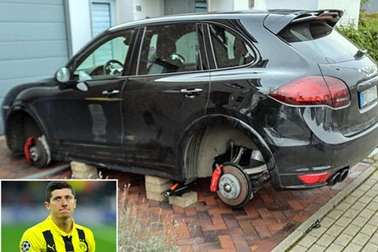 Siêu xe của Lewandowski bị "vặt" mất 4 bánh