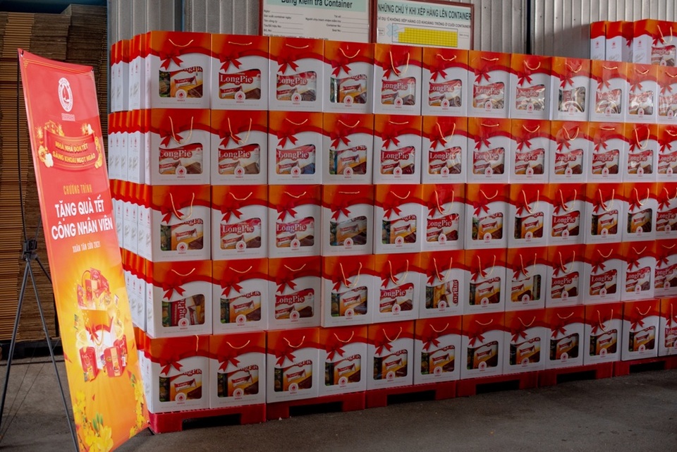 400 công nhân có hoàn cảnh khó khăn vui mừng nhận quà đón Tết - 4 400 công nhân có hoàn cảnh khó khăn vui mừng nhận quà đón Tết - 4