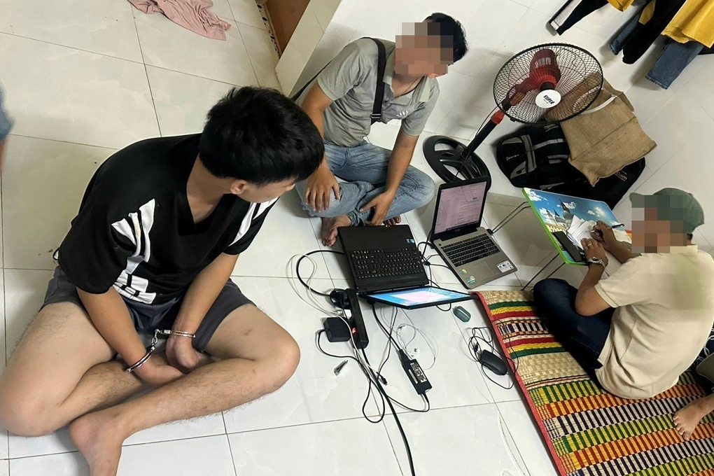 Nữ chủ nhà bị thợ lắp camera tống tiền bằng clip nóng - 2 Nữ chủ nhà bị thợ lắp camera tống tiền bằng clip nóng - 2