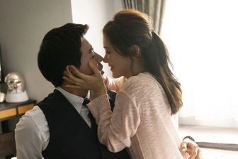 Chứng kiến cảnh này, tôi không dám “thân mật” với vợ suốt hai năm