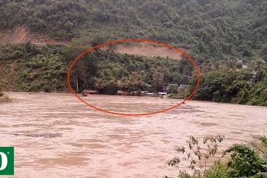 Lũ bất ngờ lên cao, nhấn chìm nhà dân, cuốn trôi ô tô