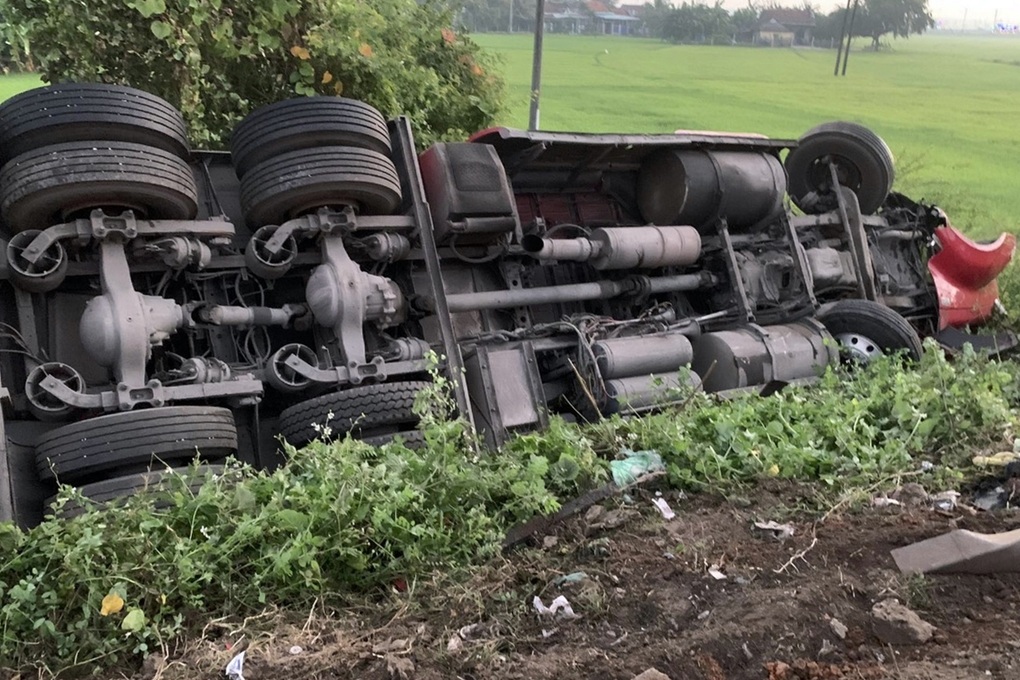 Xe đầu kéo lùa nhiều ô tô, xe máy dừng đèn đỏ ở Phú Yên - 3 Xe đầu kéo lùa nhiều ô tô, xe máy dừng đèn đỏ ở Phú Yên - 3