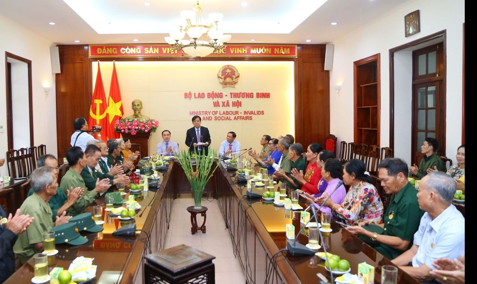 Bộ LĐ-TBXH gặp mặt đoàn đại biểu người có công với cách mạng tỉnh Cà Mau - 4 Bộ LĐ-TBXH gặp mặt đoàn đại biểu người có công với cách mạng tỉnh Cà Mau - 4