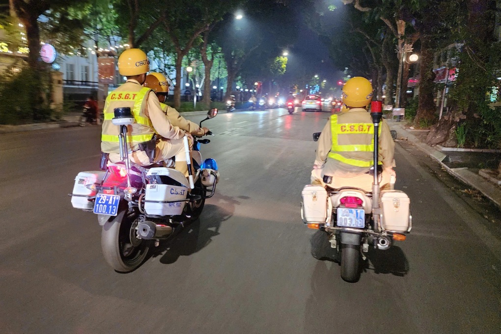 Xuyên đêm vây bắt quái xế ở Hà Nội - 1 Xuyên đêm vây bắt quái xế ở Hà Nội - 1