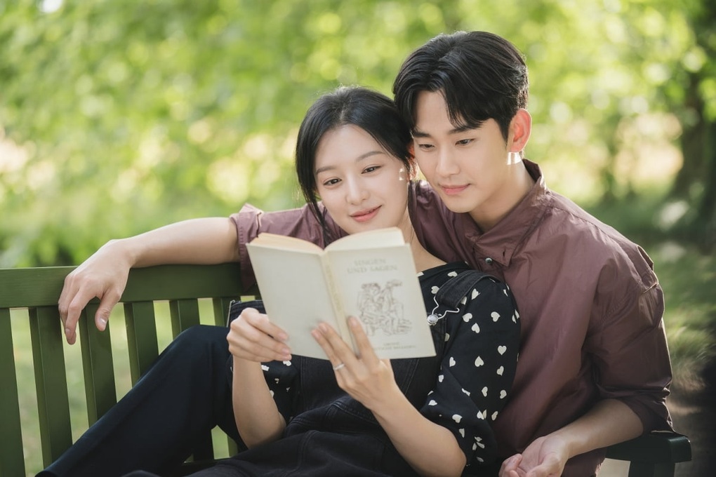 Lộ ảnh má kề má với gái hư, cụ giáo Kim Soo Hyun nhanh chóng phản hồi - 3 Lộ ảnh má kề má với gái hư, cụ giáo Kim Soo Hyun nhanh chóng phản hồi - 3